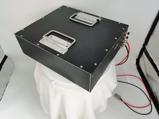 حزمة بطارية ليثيوم فوسفات الحديد الليثيوم LiFePO4 48V 50Ah ذات درجة الحرارة العالية لمركبات النقل الآلي (AGV) اللوجستية